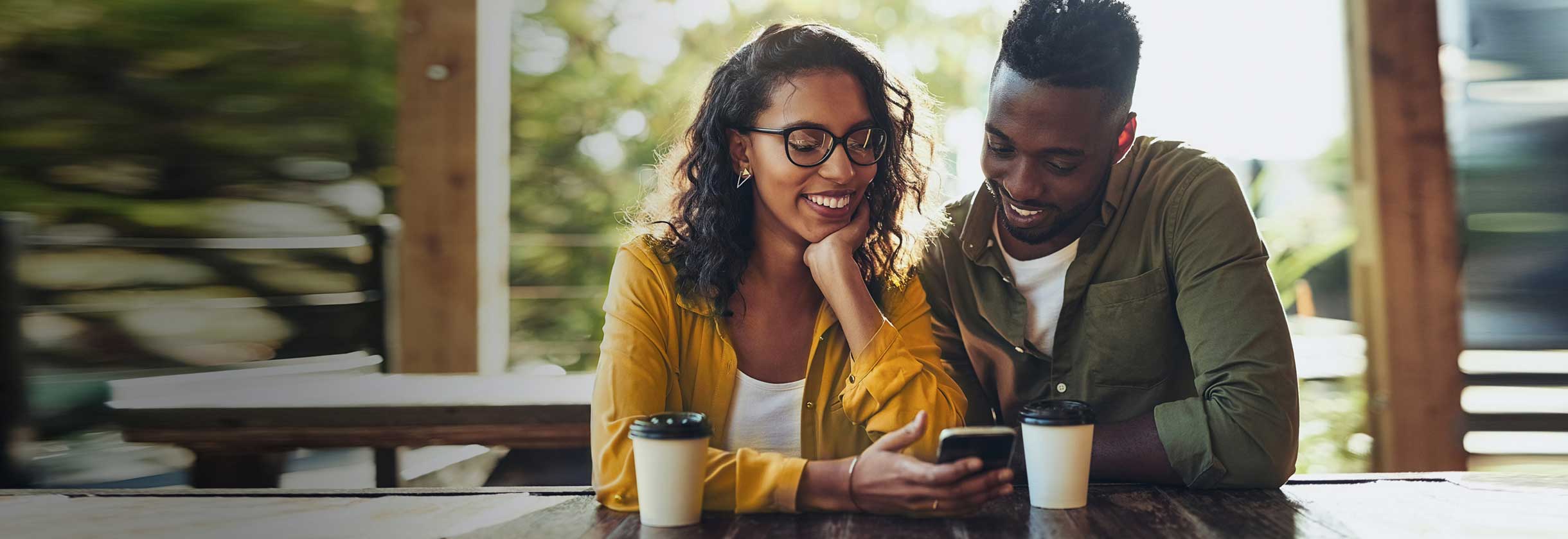 Couple opening a bank account online
